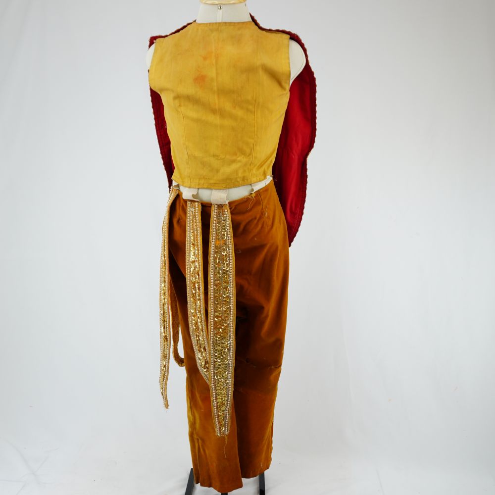 Figurino completo frente